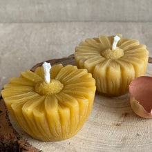 Load image into Gallery viewer, Pure beeswax candle - daisy
