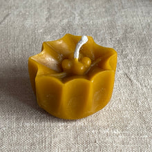 Load image into Gallery viewer, Beeswax holly candle
